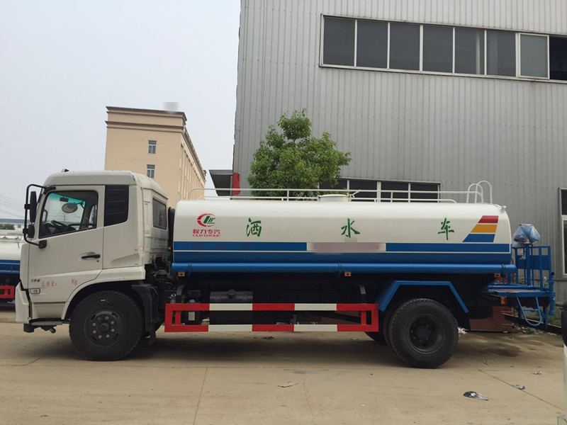 國(guó)五東風(fēng)天錦灑水車(chē) 城市環(huán)境治理的得力助手