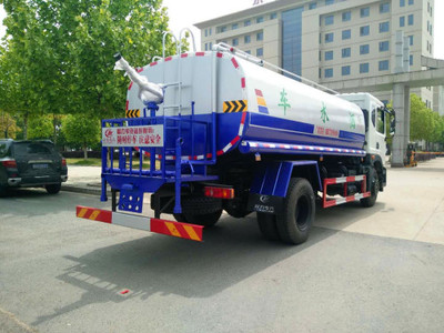 城市清道夫 灑水車(chē)的多元角色與環(huán)保使命